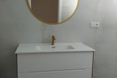 reforma-bano-mueble-espejo-oro-cepillado