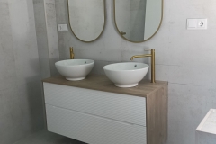 reforma-integral-de-bano-mueble-doble-lavabo-oro-cepillado